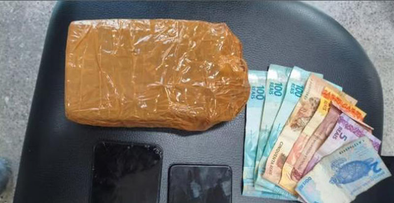 Táxi é interceptado transportando drogas em Jequié