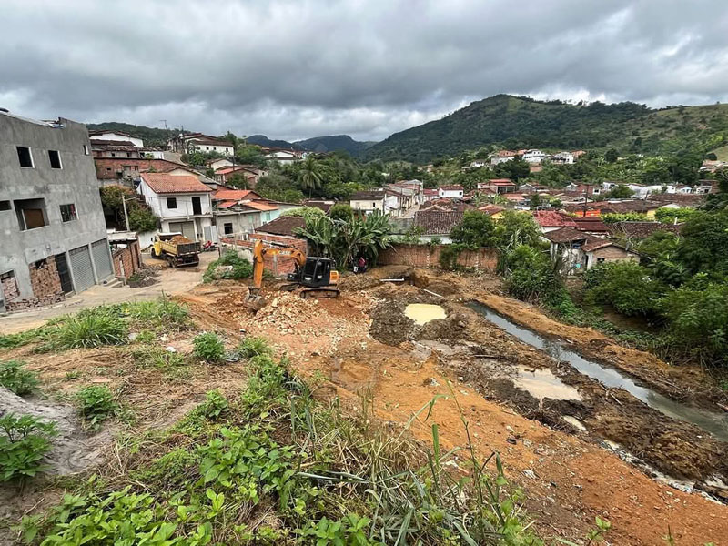 Itagi : As obras de drenagem pluvial e implantação da rede coletora de esgoto sanitário seguem em ritmo acelerado. Itagi : As obras de drenagem pluvial e implantação da rede coletora de esgoto sanitário seguem em ritmo acelerado.