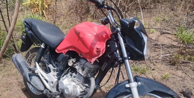 Motocicleta com chassi suprimido é localizada em matagal durante rondas do 19º BPM