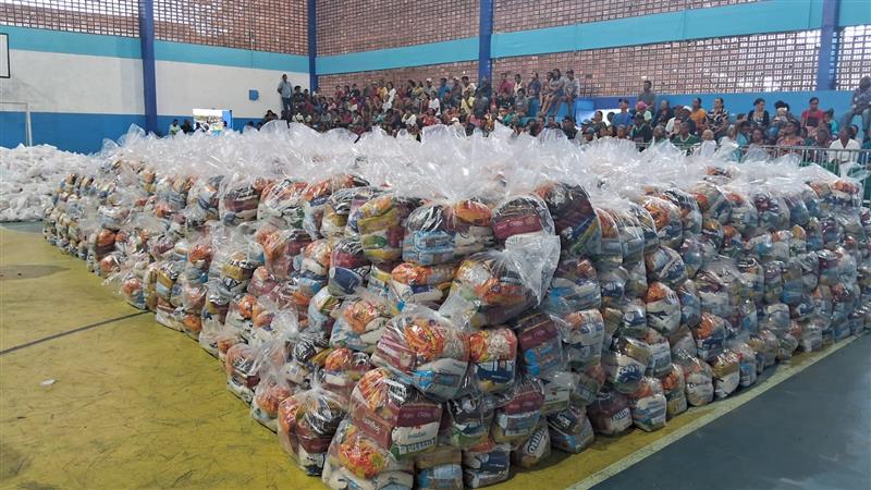Prefeitura de Jitaúna entrega 3 mil cestas básicas juninas a população
