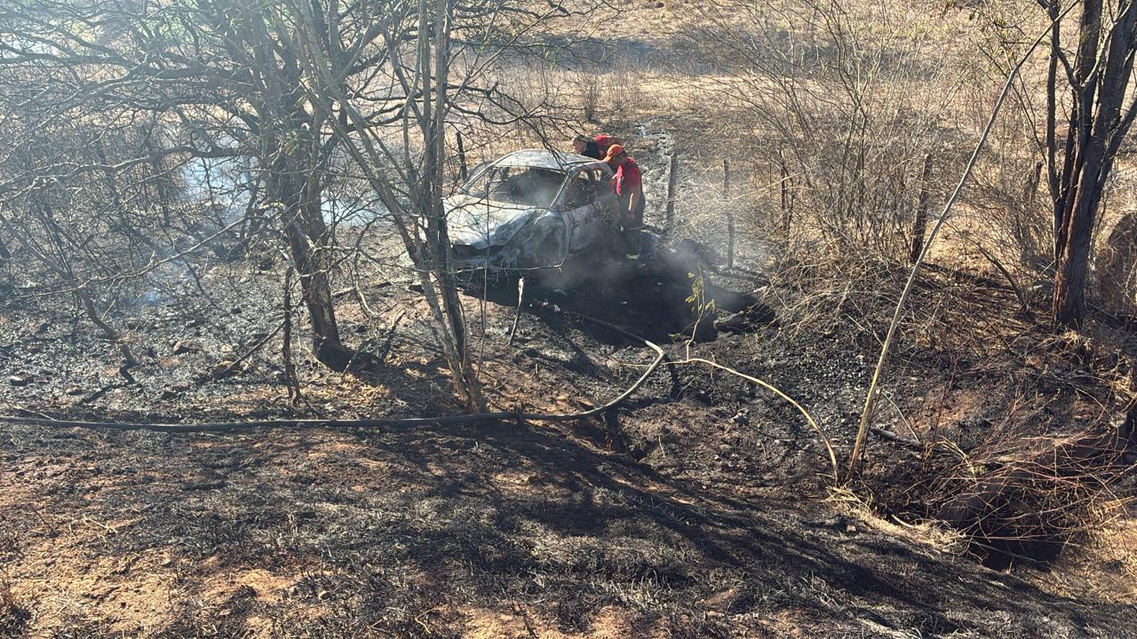 Três pessoas ficam feridas em acidente na BA-547, entre Jequié e Florestal Três pessoas ficam feridas em acidente na BA-547, entre Jequié e Florestal