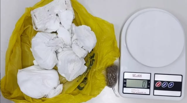 Suspeito foge ao ver PM e abandona drogas e balança de precisão no Km 03