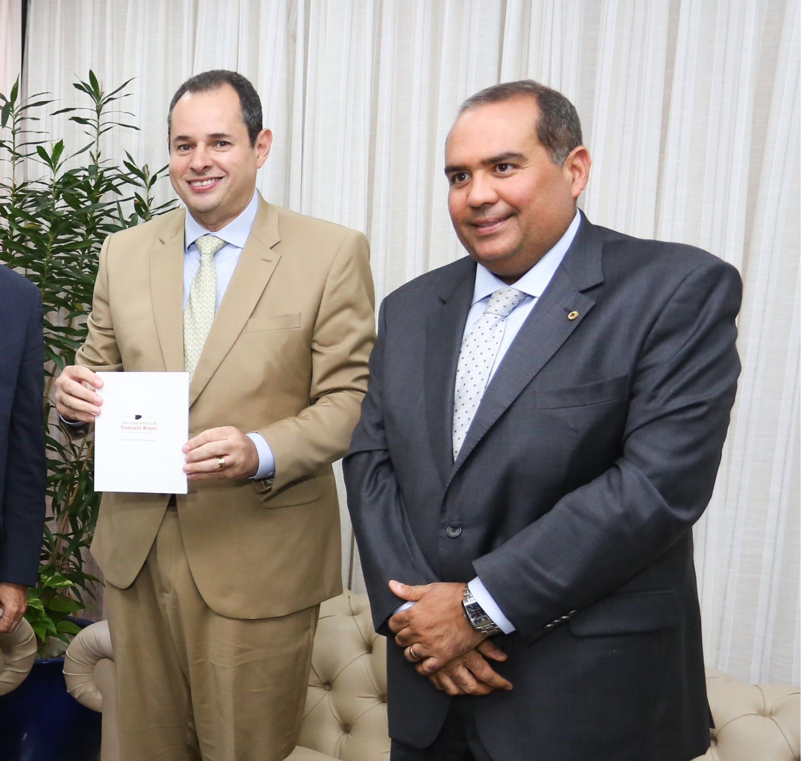 Sandro Régis celebra chegada de Nelson Leal, ex-presidente da Assembleia Legislativa, à base de ACM Neto: o movimento de mudança é implacável na Bahia Sandro Régis celebra chegada de Nelson Leal, ex-presidente da Assembleia Legislativa, à base de ACM Neto: o movimento de mudança é implacável na Bahia