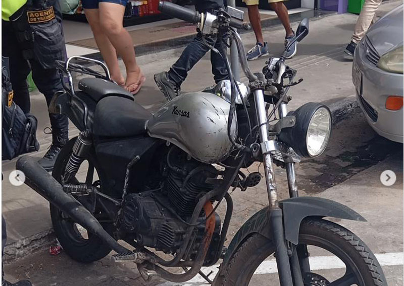 Após estacionar em local proibido moto é apreendida; o veículo era roubado