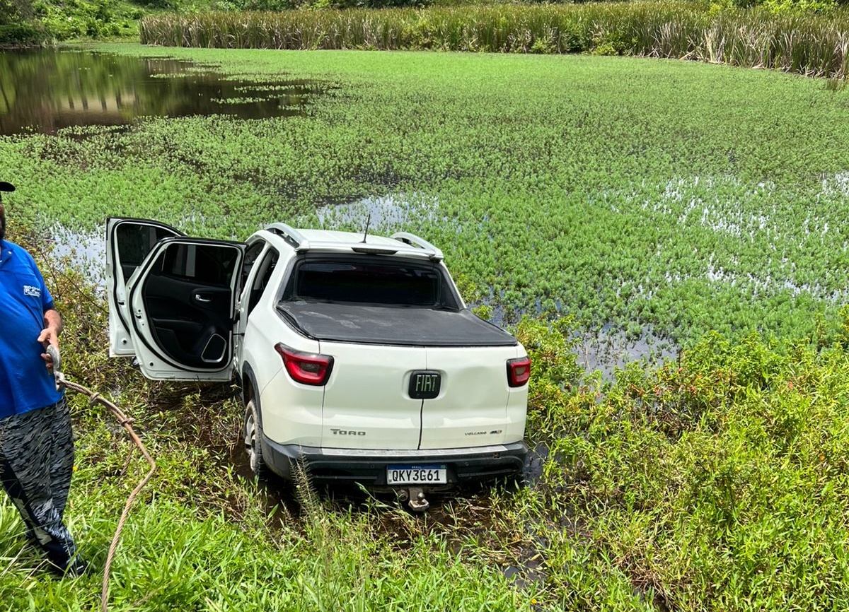 Carro Cai em Lagoa Após Condutor Desviar de Animal na BA-120 Carro Cai em Lagoa Após Condutor Desviar de Animal na BA-120