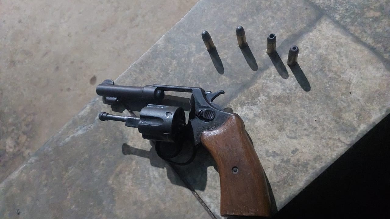Homem é preso por porte ilegal de arma de fogo em Nova Ibiá Homem é preso por porte ilegal de arma de fogo em Nova Ibiá