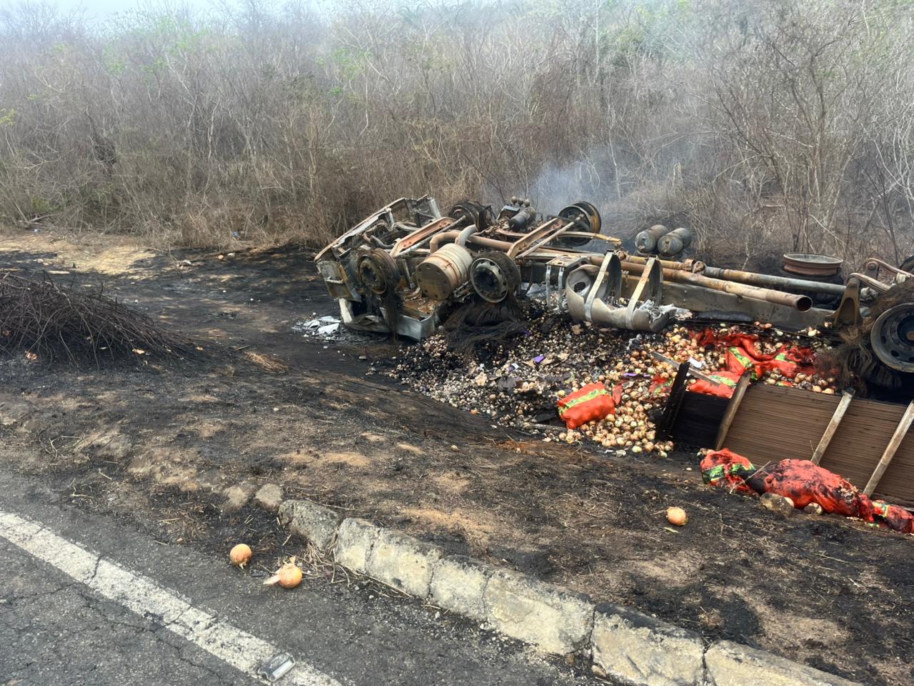 Caminhão capota e pega fogo na BA-026; motorista é socorrido por usuários da rodovia Caminhão capota e pega fogo na BA-026; motorista é socorrido por usuários da rodovia