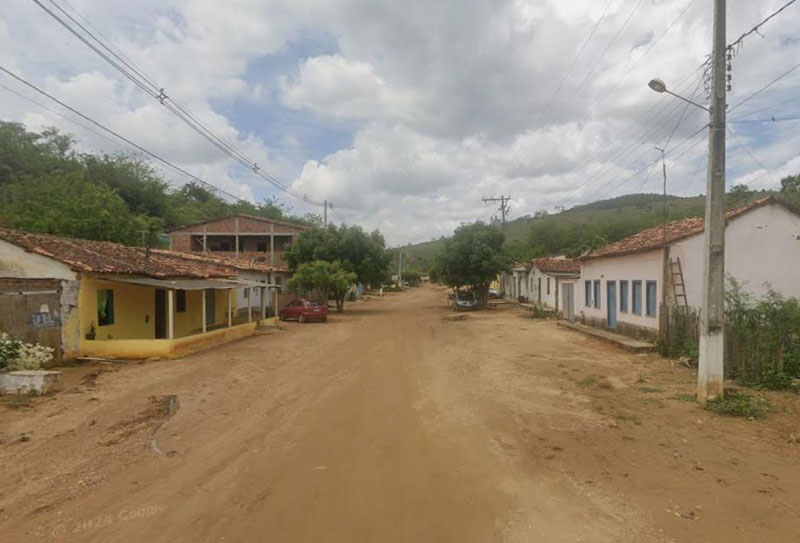 Gutinha pede conclusão da rede de esgoto e concretagem da avenida principal do Baixão