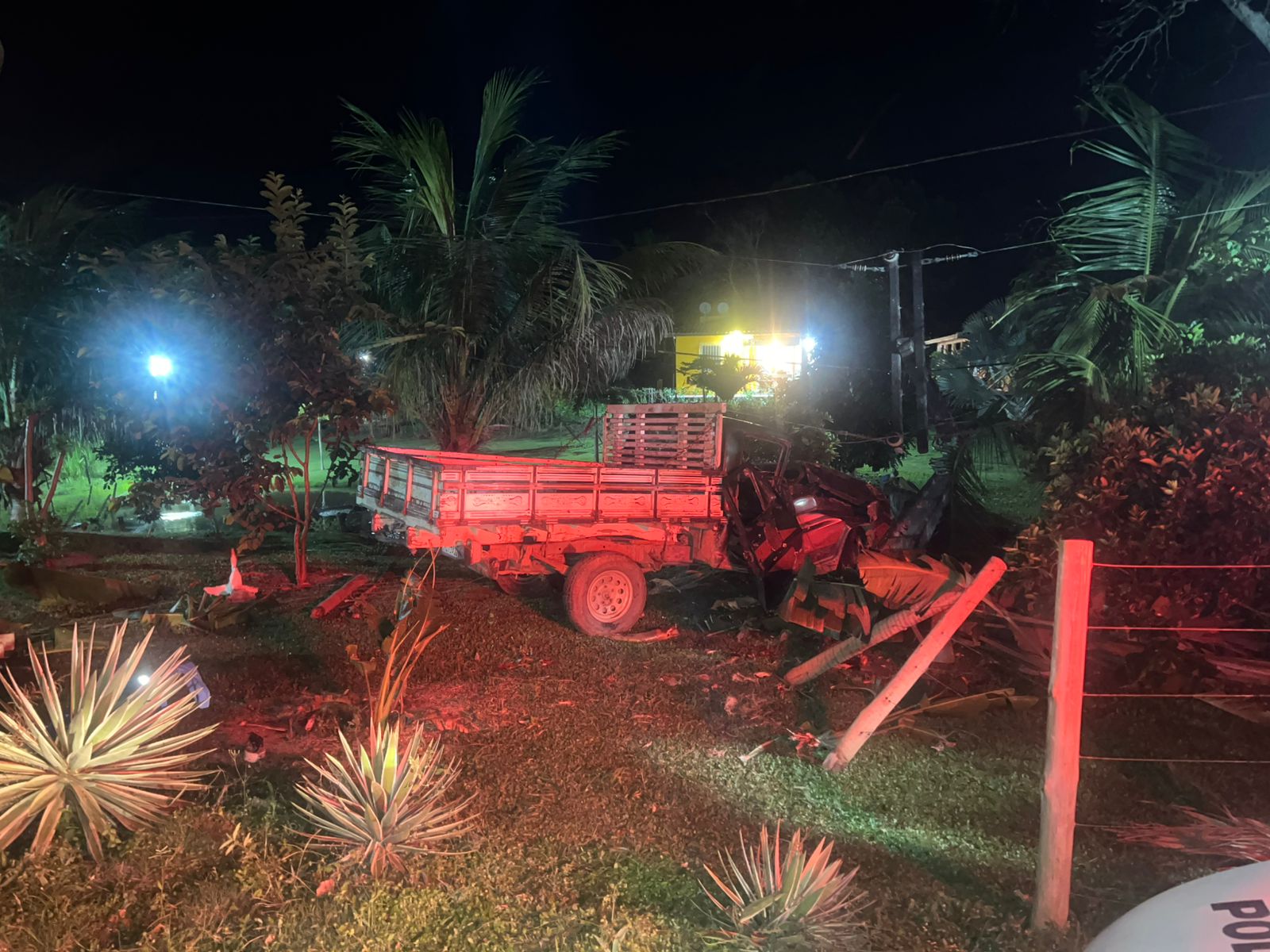 Acidente na BA-130: caminhonete invade propriedade rural