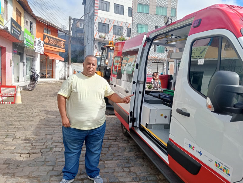 ENTREGA DE AMBULÂNCIA E RETROESCAVADEIRAS MARCA DESENVOLVIMENTO EM ITAGI