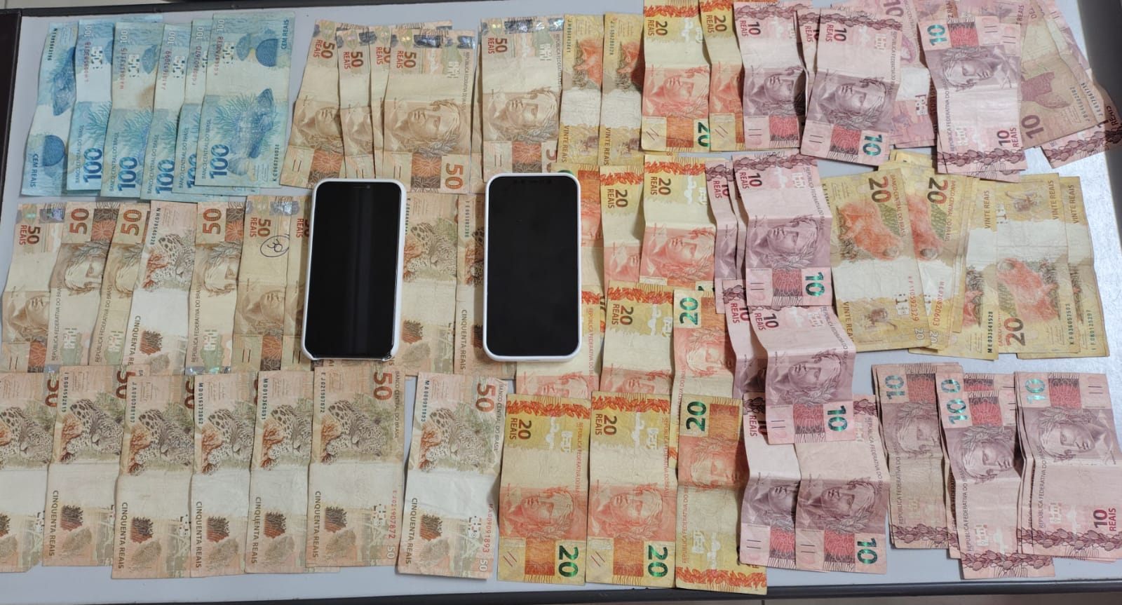 PRE conduz três homens à Delegacia após abordagem com dinheiro de origem duvidosa em Ipiaú PRE conduz três homens à Delegacia após abordagem com dinheiro de origem duvidosa em Ipiaú