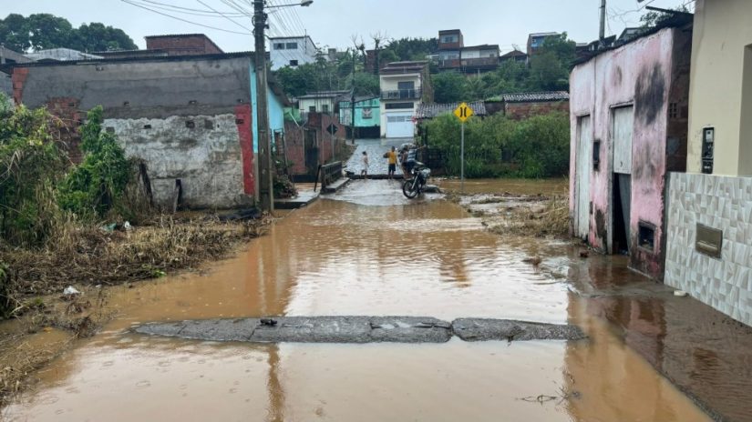 Ubatã: Fortes chuvas deixam 252 desalojados; prefeitura deve decretar situação de emergência