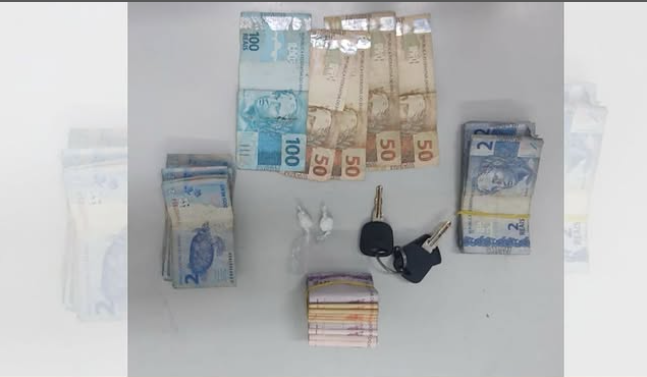Polícia Militar apreende drogas e dinheiro durante abordagem em Jequié Polícia Militar apreende drogas e dinheiro durante abordagem em Jequié