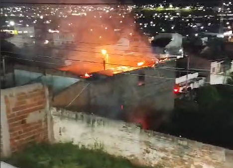 Jequié | A casa pegou fogo em frente ao Estádio Waldomirão durante jogo entre Jequié e Bahia