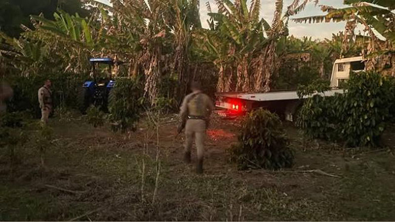 Polícia recupera guincho e trator roubados na zona rural de Maracás