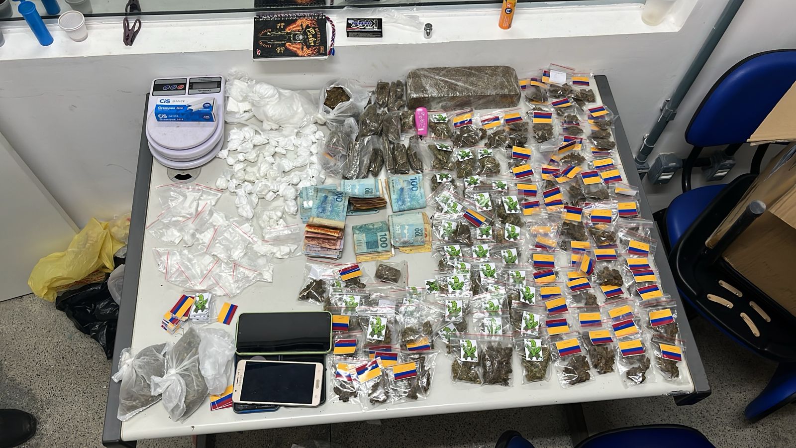 Polícia prende suspeito com drogas no bairro Joaquim Romão