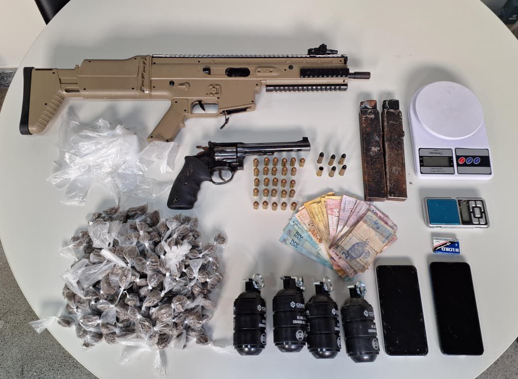 PM apreende drogas, armas e granadas em Ibirapitanga PM apreende drogas, armas e granadas em Ibirapitanga