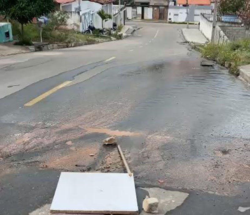 Vazamento da Embasa desperdiça água há cinco dias no bairro São Judas Tadeu, em Jequié