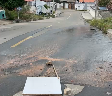 Vazamento da Embasa desperdiça água há cinco dias no bairro São Judas Tadeu, em Jequié Vazamento da Embasa desperdiça água há cinco dias no bairro São Judas Tadeu, em Jequié