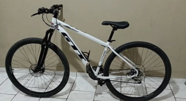 equié: Operação da PM na noite de sexta (28) termina com recuperação de bicicleta furtada e apreensão de materiais ilícitos