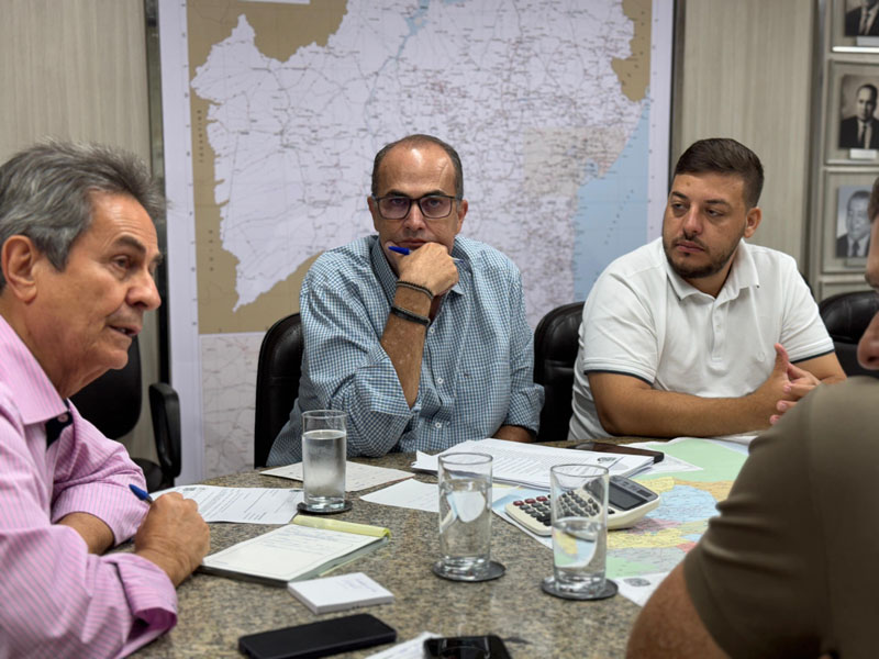 Em Salvador, Vinicius articula retomada das obras de pavimentação em Manoel Vitorino