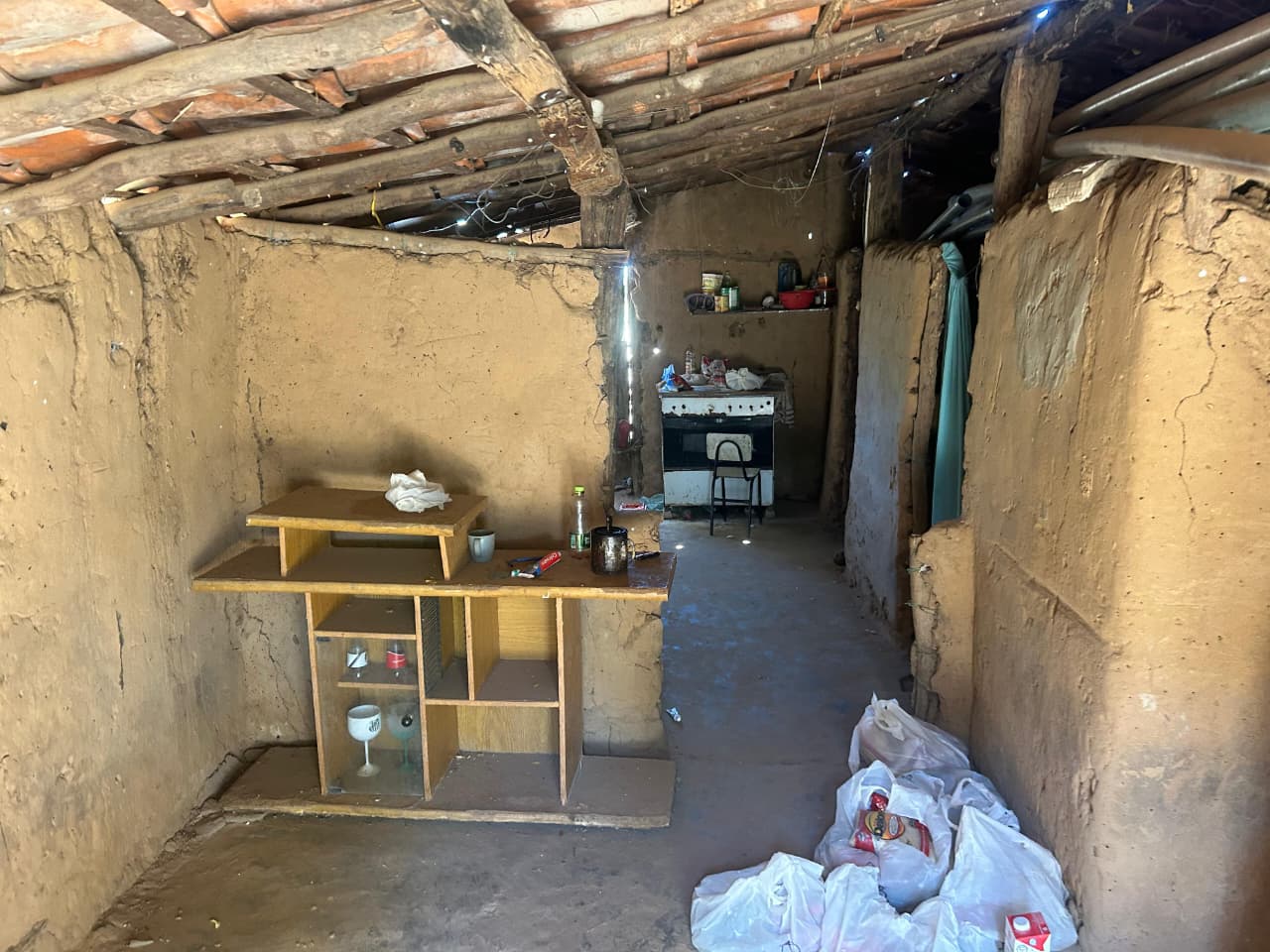 Homem mantinha família em cárcere privado há pelo menos um ano em Ibotirama Homem mantinha família em cárcere privado há pelo menos um ano em Ibotirama