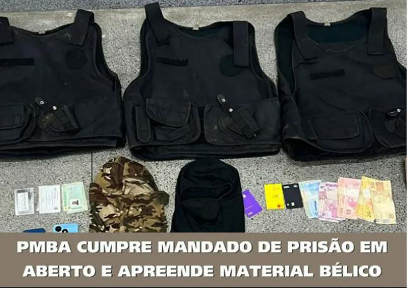 Homem com mandado de prisão é preso com coletes balísticos e material tático em Jequié