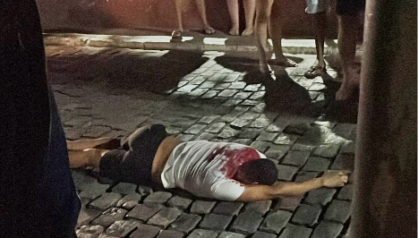 Homem é executado a tiros na Praça do Oásis, em Jequié Homem é executado a tiros na Praça do Oásis, em Jequié