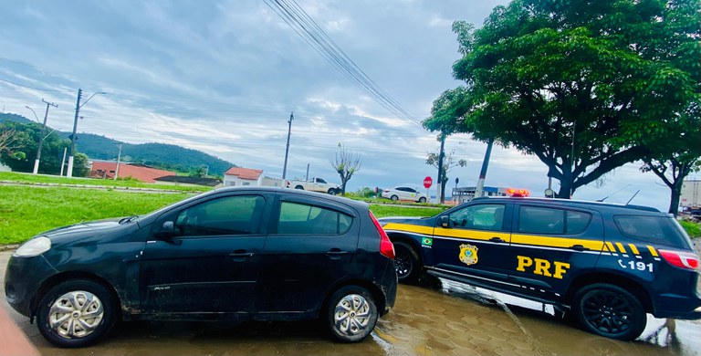 Em Ipiaú, durante fiscalização na BR-330, PRF recupera veículo com registro de furto Em Ipiaú, durante fiscalização na BR-330, PRF recupera veículo com registro de furto