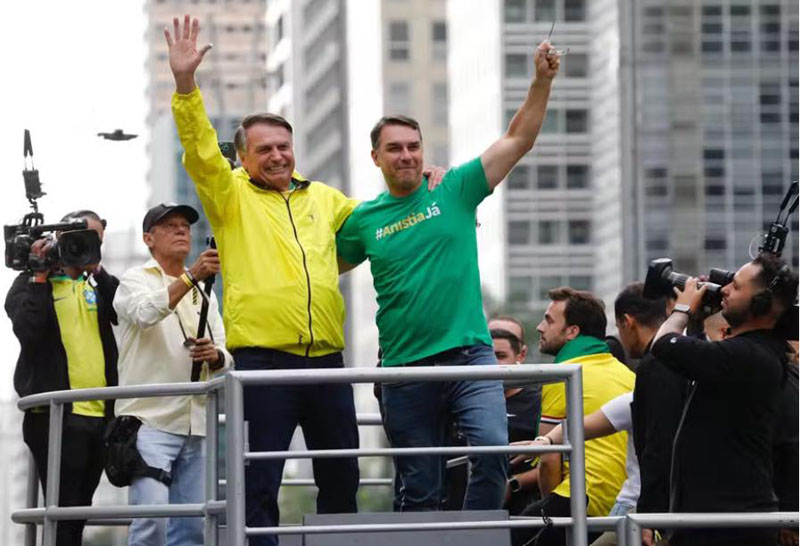 Preço para Flávio desistir de candidatura é Bolsonaro livre e elegível