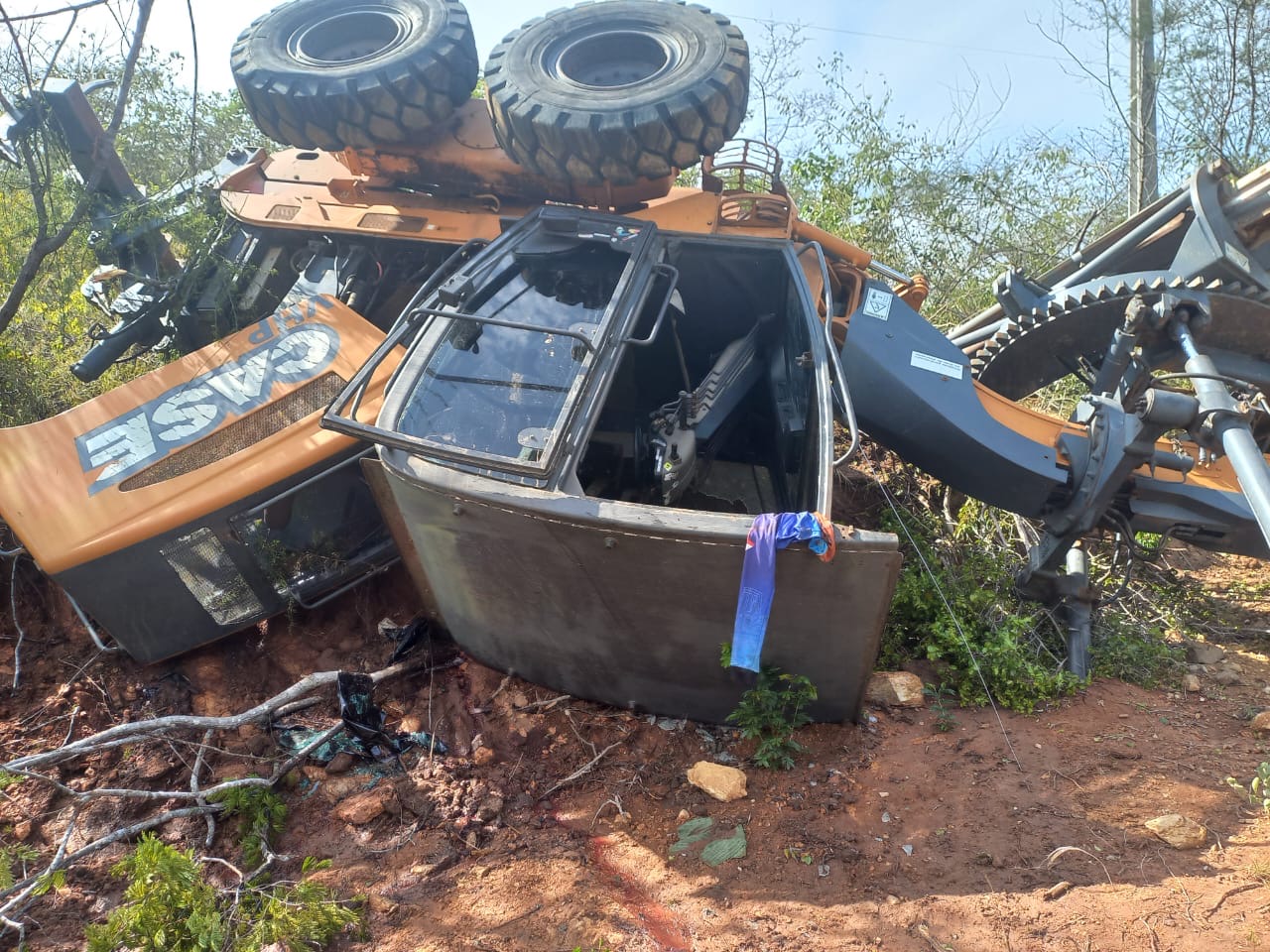 Patrol locada a prefeitura de Jequié tomba na zona rural deixando uma pessoa ferida