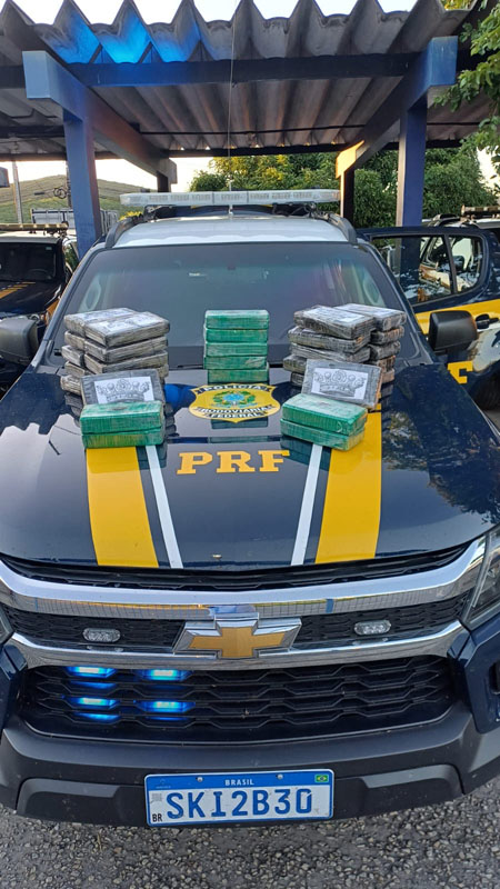 Jequié | PRF apreende 38 kg de drogas em carro com motor roubado Jequié | PRF apreende 38 kg de drogas em carro com motor roubado