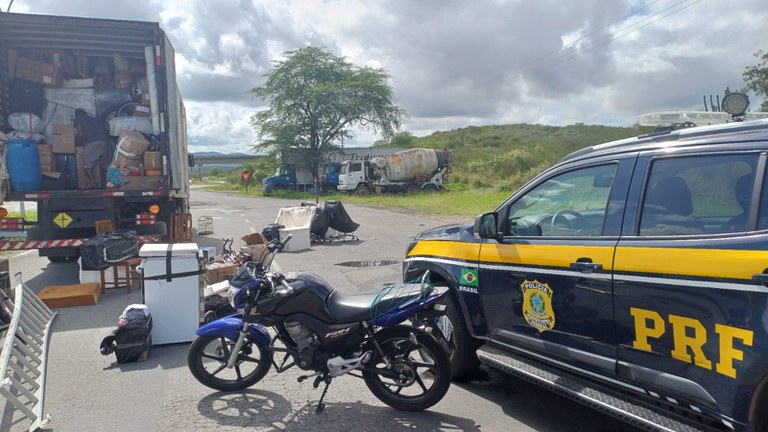 PRF recupera motocicleta roubada que era transportada em caminhão de mudanças em Jequié PRF recupera motocicleta roubada que era transportada em caminhão de mudanças em Jequié
