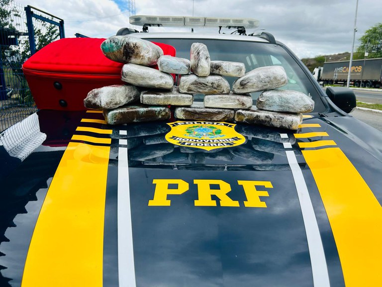 Em Jequié, PRF localiza 11 kg de maconha em bagageiro de ônibus Em Jequié, PRF localiza 11 kg de maconha em bagageiro de ônibus