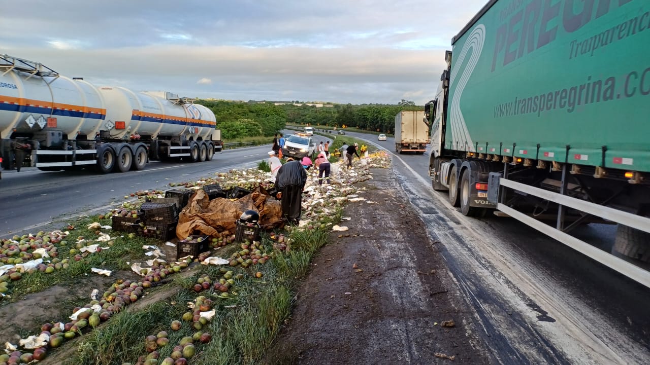 Rodovia Santos Dumont tem interdição parcial após caminhão tombar em Feira de Santana