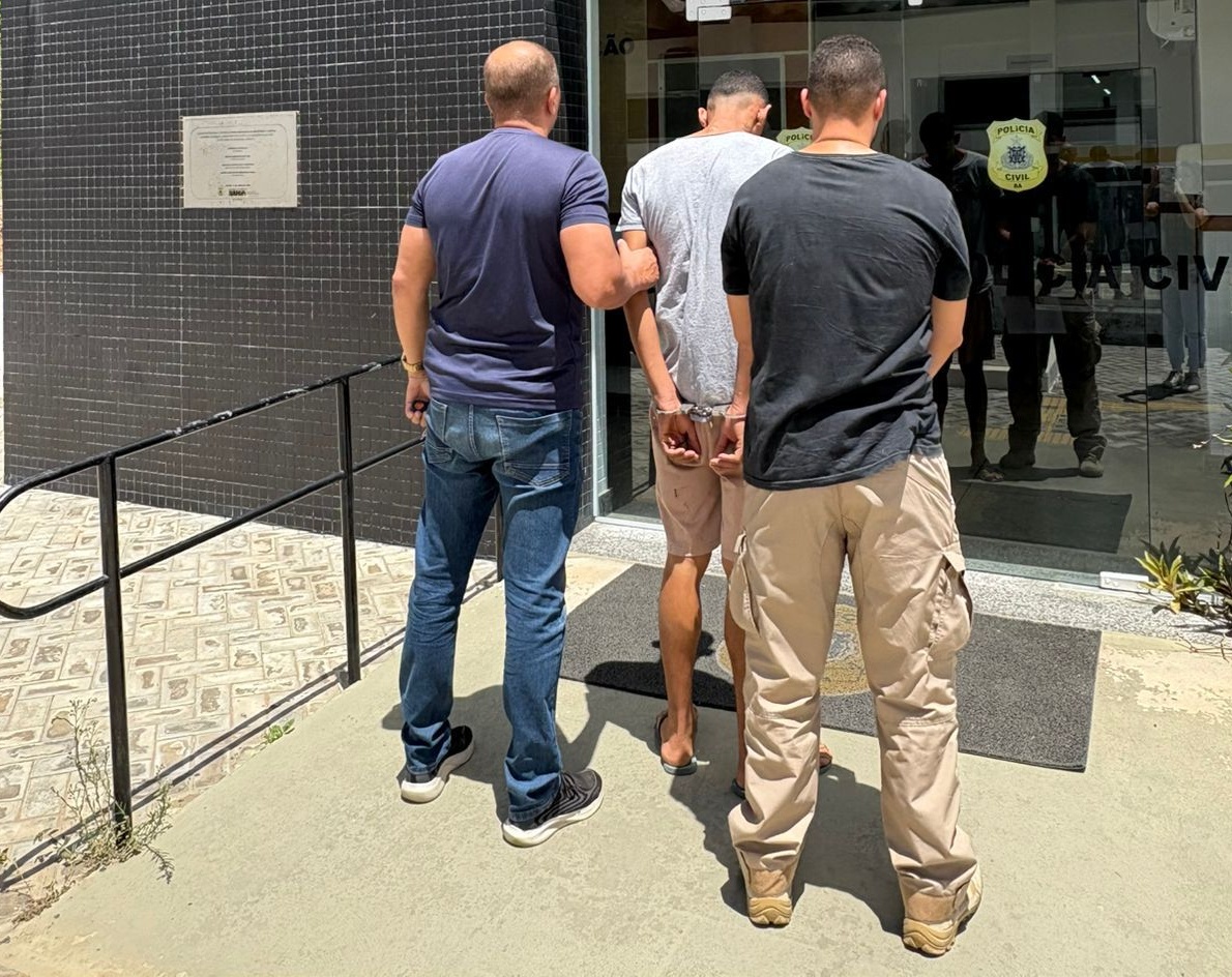 Polícia Civil prende suspeito de latrocínio, roubo e tráfico em Jequié Polícia Civil prende suspeito de latrocínio, roubo e tráfico em Jequié