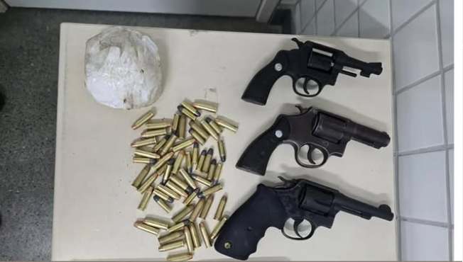 PM Intercepta Veículo e Apreende Armas e Entorpecentes Durante Operação Vigília em Jequié