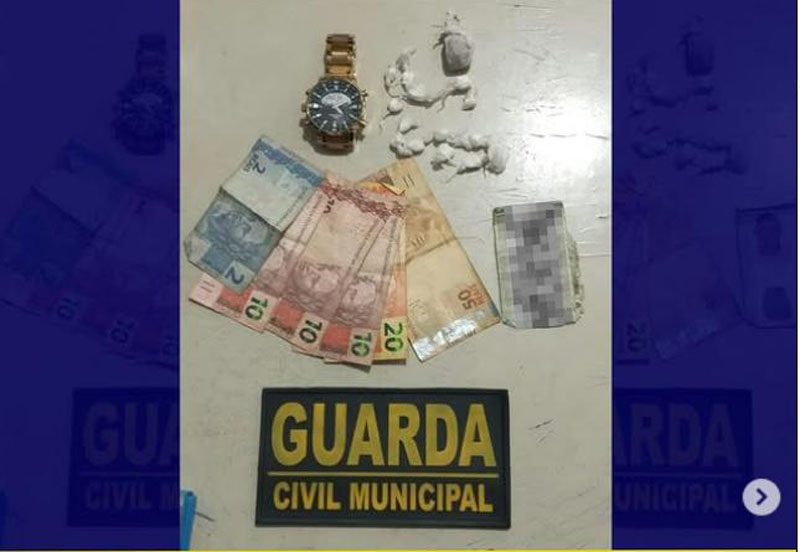 Traficante é detido dentro de bar no Mercadão Vicente Grilo Traficante é detido dentro de bar no Mercadão Vicente Grilo