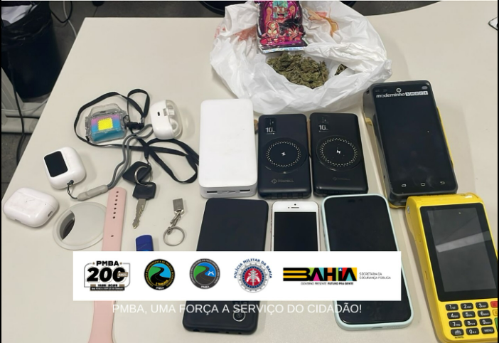 Durante blitz da PRE motoqueiro é preso com mochila recheada de drogas, celulares e maquina de cartões