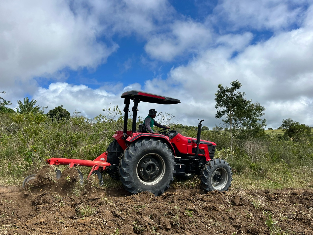Prefeitura de Lafaiete Coutinho Inicia Arações de Terra para Plantio de Feijão e Fortalece Agricultura Familiar