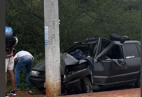 Carro com 4 ocupantes colidiu em um posto no trevo do poliduto