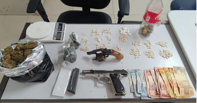 Polícia Militar prende cinco suspeitos de homicídios em Itagi e apreende arsenal, drogas e dinheiro Polícia Militar prende cinco suspeitos de homicídios em Itagi e apreende arsenal, drogas e dinheiro