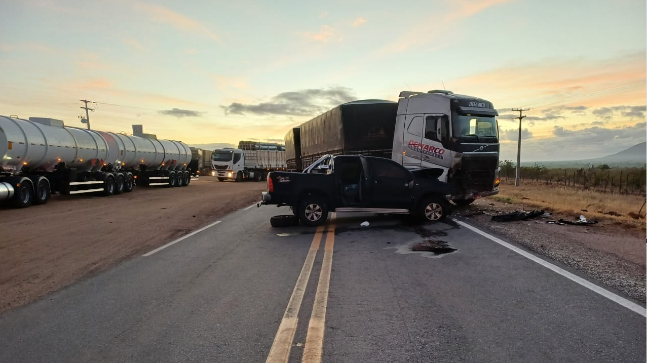 Motorista morre em colisão frontal na BR-242, em Itaberaba Motorista morre em colisão frontal na BR-242, em Itaberaba