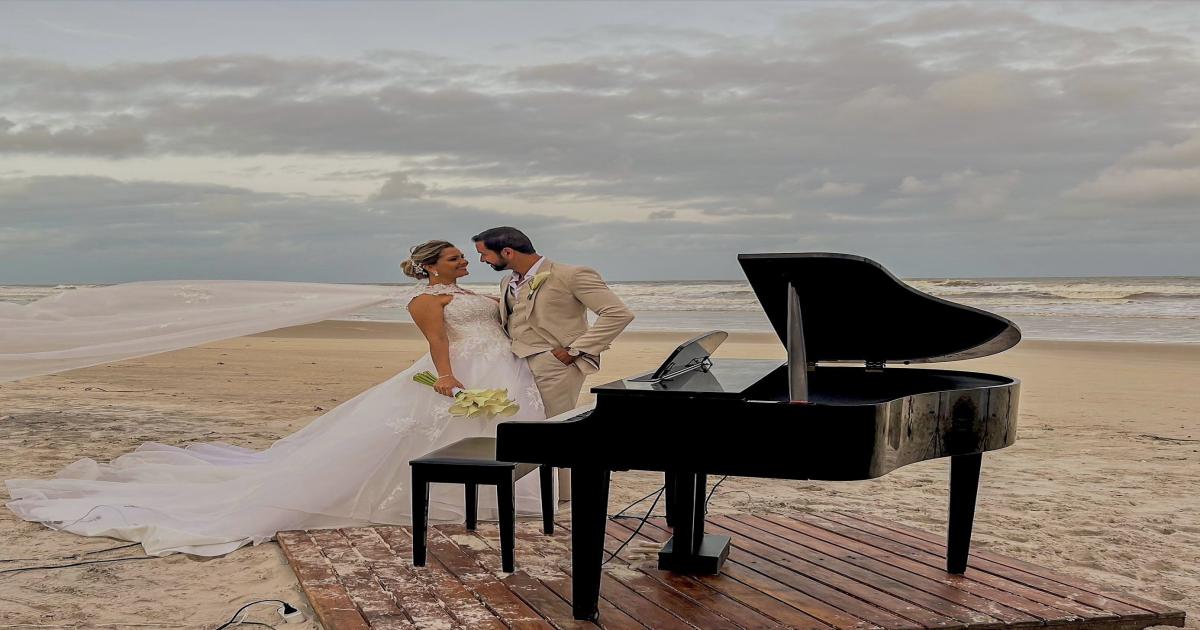 Cerimonialista renomado por todo Brasil casa em grande estilo em praia paradisíaca