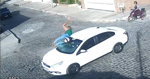 Grave acidente é registrado por câmeras de segurança no bairro Mandacaru, em Jequié