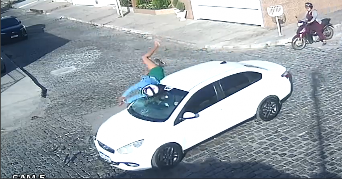 Grave acidente é registrado por câmeras de segurança no bairro Mandacaru, em Jequié