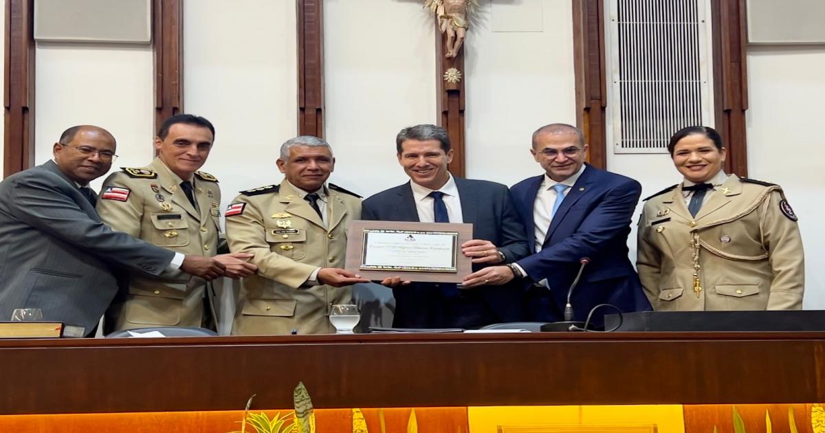 Hassan concede título de cidadão baiano ao coronel PM Taylon Cavalcante