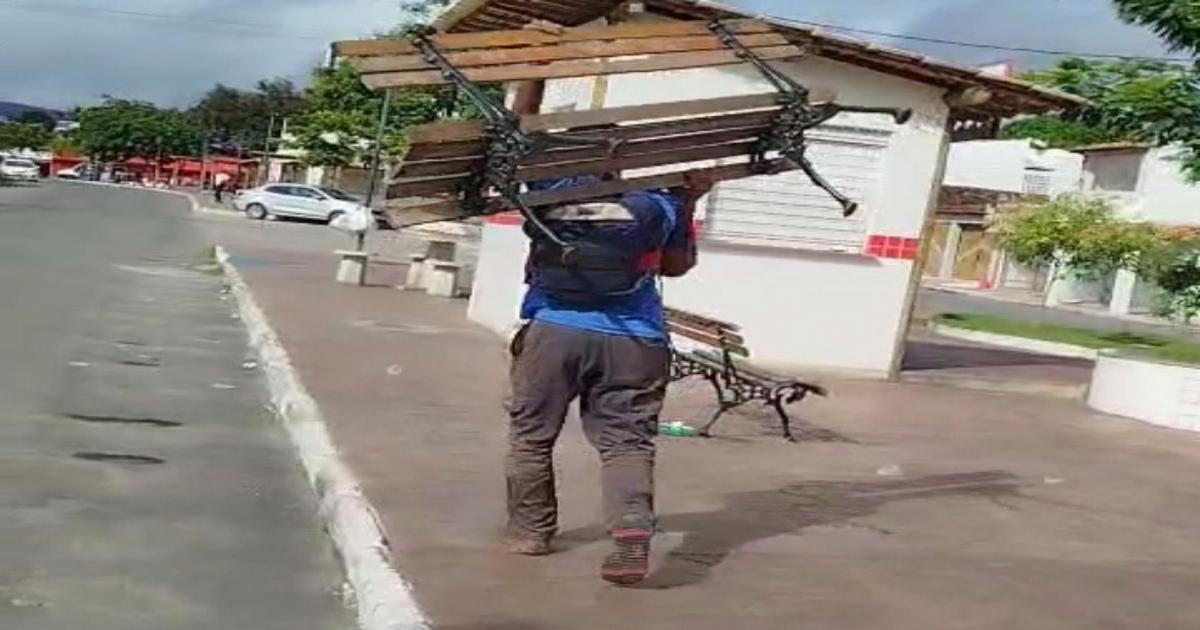 Bandido e flagrado furtado banco de madeira na Praça Juracy Magalhães Bandido e flagrado furtado banco de madeira na Praça Juracy Magalhães