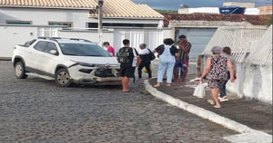 Motorista perde controle e colide com muro de igreja em Jequié