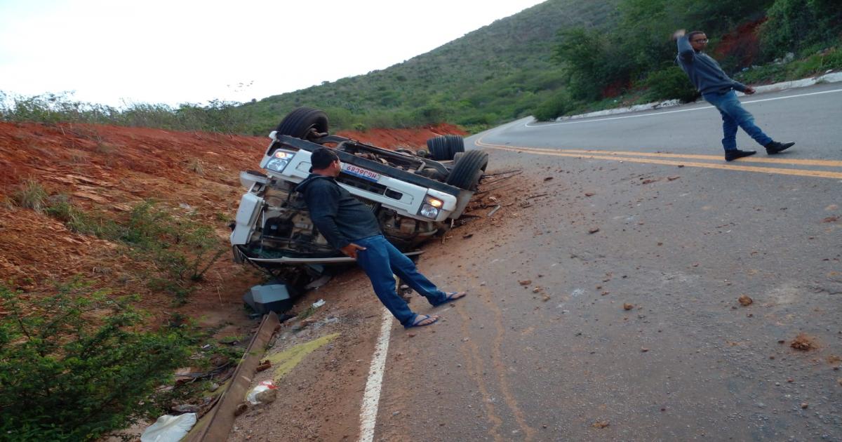 Capotamento de caminhão na BA-026 deixa uma pessoa ferida em Maracás